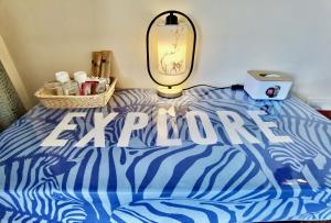 桂林隽舍精品家庭旅馆的一张蓝色和白色的床,上面写着一个字