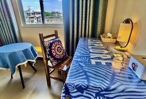 桂林隽舍精品家庭旅馆的一间配备有蓝色桌子和椅子的用餐室