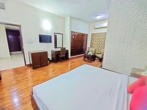 伊斯兰堡Margalla View Motel的一间带床和电视的客厅