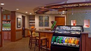 奥斯汀Sonesta Select Austin North Central的一间设有酒吧的餐厅,提供饮料冷却器