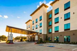 休斯顿Comfort Inn & Suites Houston I-45 North - IAH的一座带停车场的大型建筑