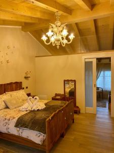卡瓦尔卡瑟勒ROSETO HOLIDAYS AZZURRO的一间卧室配有一张大床和一个吊灯。