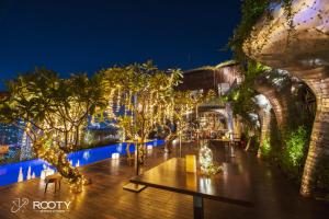 胡志明市东桂神秘岛酒店的一个带圣诞灯、树木和桌子的甲板