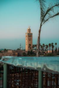 马拉喀什Riad Lalla Mimouna的一座建筑,后方有钟楼