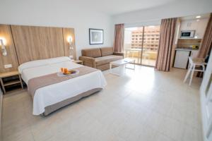 福恩吉罗拉普里丰希罗拉公寓酒店的大型酒店客房,配有床和沙发
