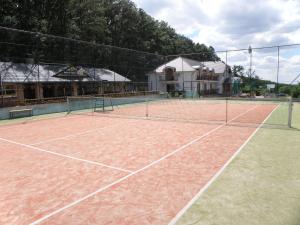 波达雅斯卡Mery Ján的网球场,上面有网球网