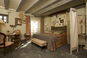 阿尔克萨尔阿罗迪亚酒店的卧室配有1张床、1张桌子和1把椅子