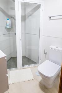 拉奥罗塔瓦Estancia Dacil的带淋浴和卫生间的白色浴室