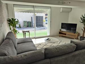 维特罗勒ZIN AND GREEN JACUZZI SuperbeT2 spacieux idéalement situé的带沙发和电视的客厅