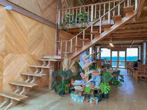 Nẫu Ecovalley的一间设有木楼梯和盆栽的客房