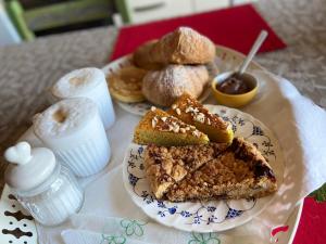 格罗塔费拉塔“Casa Amélie”的桌上一盘带面包和糕点的食物