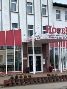 比特费尔德Hotel Bitterfelder Hof - Mongoo GmbH的建筑前有标志的酒店