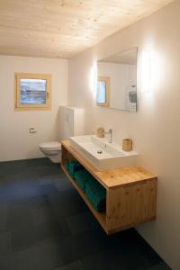 齐利斯La Grobla - Die ruhige & heimelige Ferienwohnung的浴室配有白色水槽和卫生间。