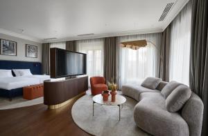 布达佩斯Verno House的带沙发和电视的客厅