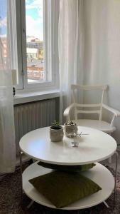 黑诺拉Viehättävä asunto Heinolan keskustassa的窗户客房内的白色桌椅