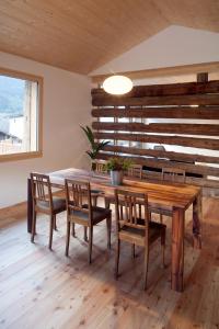 齐利斯La Grobla - Die ruhige & heimelige Ferienwohnung的一间带木桌和椅子的用餐室