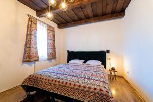 斯特拉特纳荚奥斯特司卡洛牧场乡村民宿的一间卧室设有一张床和一个窗口