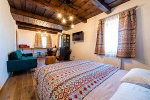 斯特拉特纳荚奥斯特司卡洛牧场乡村民宿的卧室配有床、椅子和窗户。