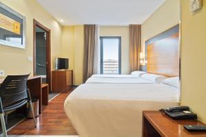 洛格罗尼奥F&G洛格罗尼奥酒店的酒店客房配有两张床和一张书桌