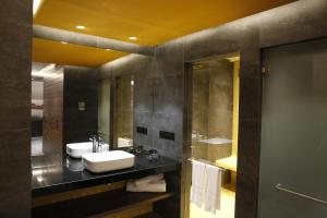 圣安东尼奥德巴纳杰贝尔露芙酒店的一间带水槽和镜子的浴室