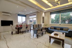 巴加Antalya Villa - 5BHK with Private Pool, Baga的带沙发的客厅和用餐室