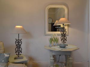 WhittingtonBroomleasowe House的客厅配有桌子和镜子