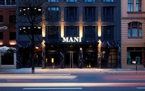 柏林Hotel MANI by AMANO的前面有人手标志的建筑