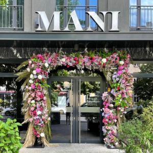 柏林Hotel MANI by AMANO的花拱门建筑的入口