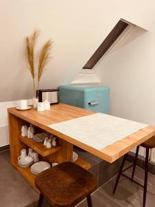 多鲁姆纽菲尔德Deich Winde 9.2的厨房配有桌子和蓝色冰箱。