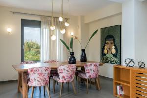 加拉塔斯Villa Merlin的一间带木桌和椅子的用餐室