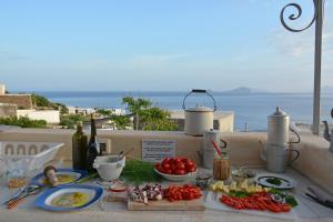 GinostraMariangelica的阳台上摆放着西红柿和其他食品的桌子
