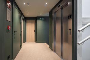 维多利亚-加斯特伊兹NIREA HOTEL的建筑中带有绿色墙壁的电梯走廊