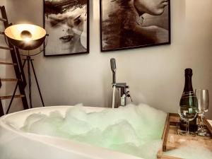 克拉科夫Apartment Premium Jacuzzi for couples, Old Town的浴室里设有装满雪的浴缸