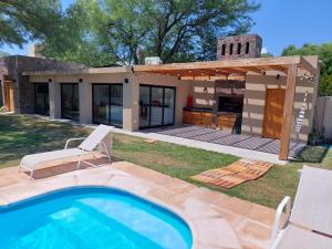 圣地亚哥-德尔埃斯特罗Finca La Candelaria的一个带游泳池和房子的后院