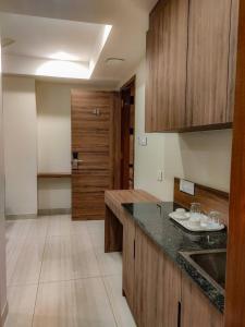 钦奈RR Mount Elite Suites的厨房配有木制橱柜和台面