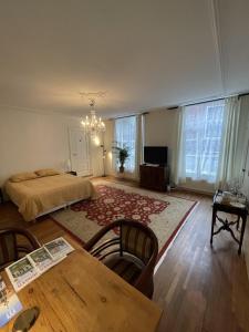 格罗宁根Julius Groningen的一间卧室配有一张床和一张餐桌