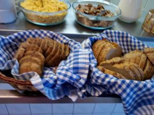 巴拉通雷勒Villa Oliver Balatonlelle的柜台上的一篮面包和糕点
