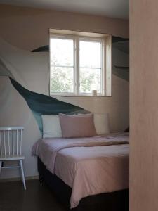 Hello Sunnanhed的一间卧室配有一张带窗户的床