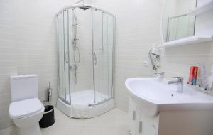 苦盏Khujand Grand Hotel的带淋浴、卫生间和盥洗盆的浴室