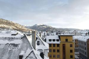 卑尔根卑尔根市斯堪迪克酒店的享有带雪盖屋顶的城市美景