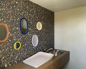 邦尼克Camping de Vliert的一间带水槽的浴室和一面带镜子的墙壁