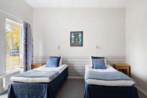 哈尔姆斯塔德Tyleback Hotell; Sure Hotel Collection by Best Western的带窗户的客房内的两张床