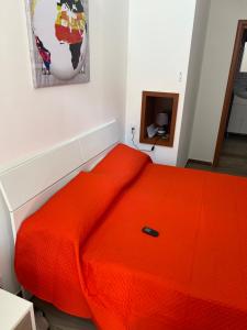 科森扎B&B l’antico rudere 2的客房内的橙色棉被