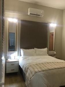 德班The Travel Inn Durban的一间卧室配有一张大床和大床头板