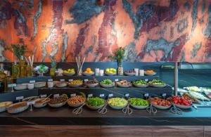 伯萨Levor Hotel的包括许多水果和蔬菜的自助餐