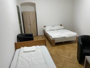 维也纳easybook-in的一间客房配有两张床和两把椅子