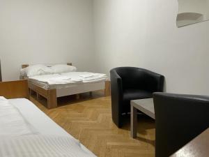 维也纳easybook-in的配有床、椅子和桌子的房间