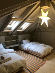 维特萨KATIKIA ZAGORI的阁楼卧室配有两张床,天花板上有一星星星