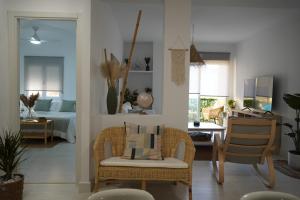 塔里法Apartamento Balneario Beach的一间带椅子的客厅和一间带床的房间