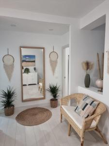 塔里法Apartamento Balneario Beach的客厅配有镜子和椅子